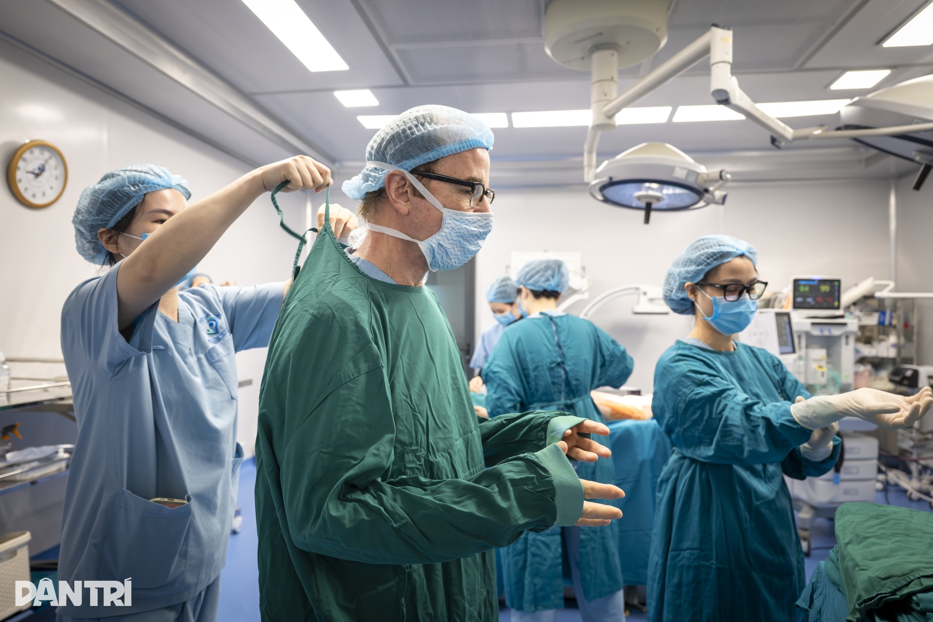 Ca mổ đặc biệt: Bác sĩ Việt - Mỹ cùng tạc lại gương mặt vẹn tròn cho em thơ - 12