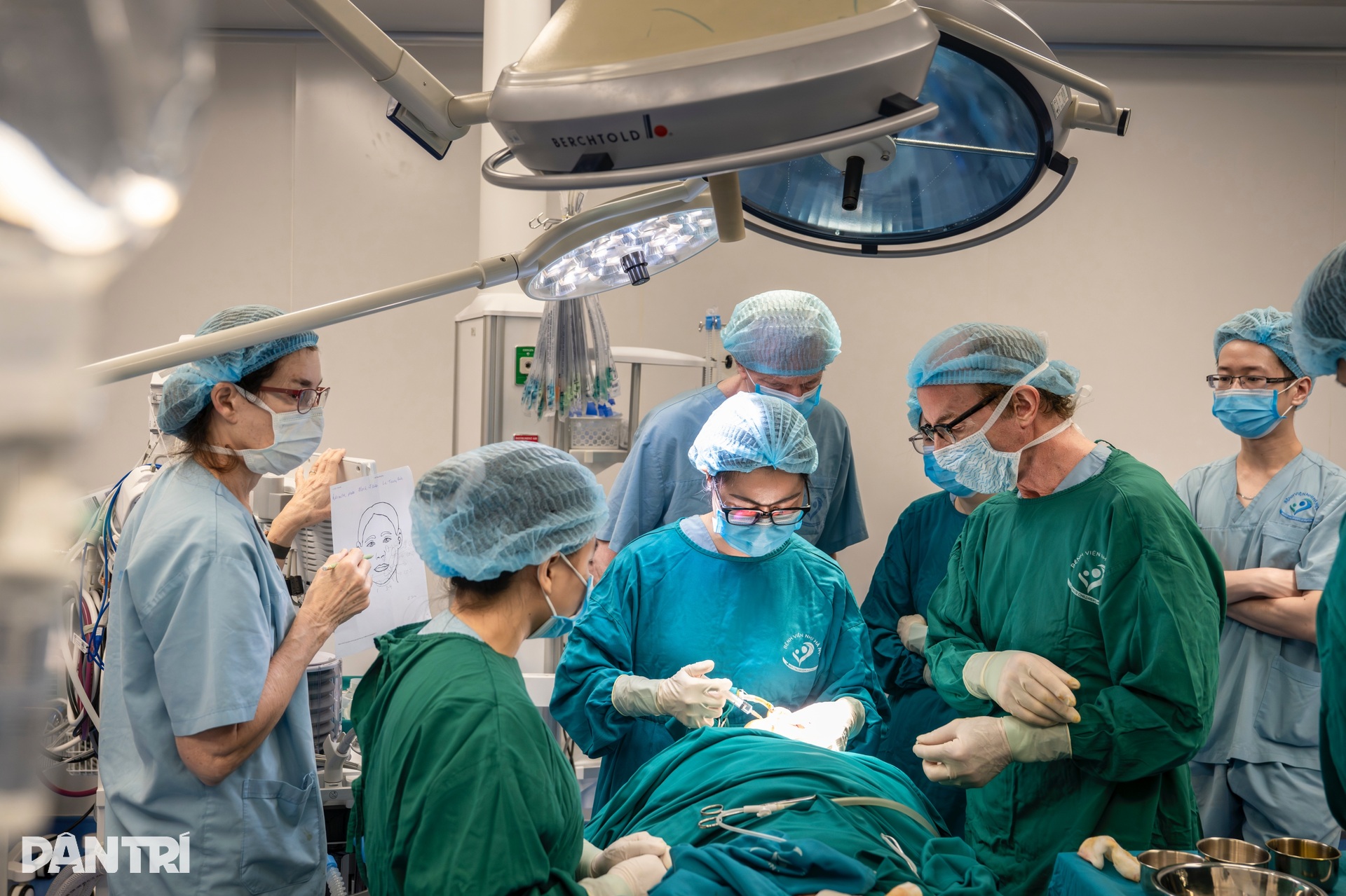Ca mổ đặc biệt: Bác sĩ Việt - Mỹ cùng tạc lại gương mặt vẹn tròn cho em thơ - 13