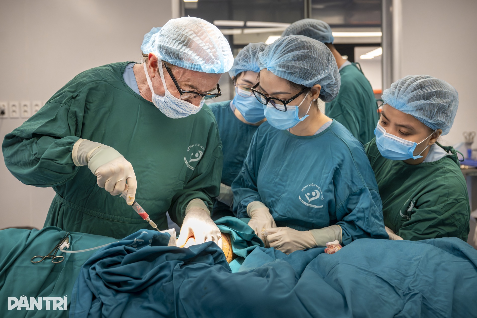 Ca mổ đặc biệt: Bác sĩ Việt - Mỹ cùng tạc lại gương mặt vẹn tròn cho em thơ - 14