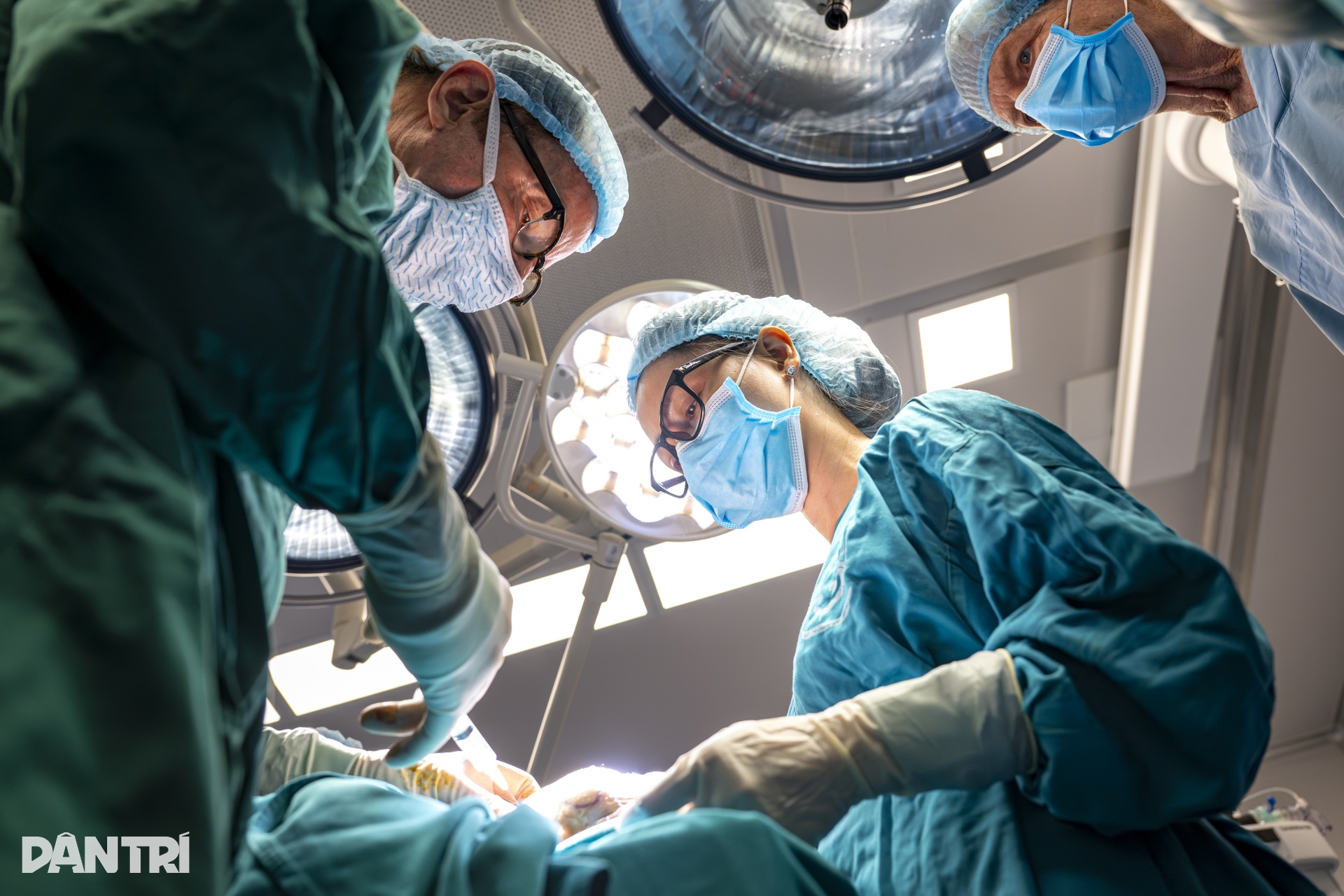 Ca mổ đặc biệt: Bác sĩ Việt - Mỹ cùng tạc lại gương mặt vẹn tròn cho em thơ - 16