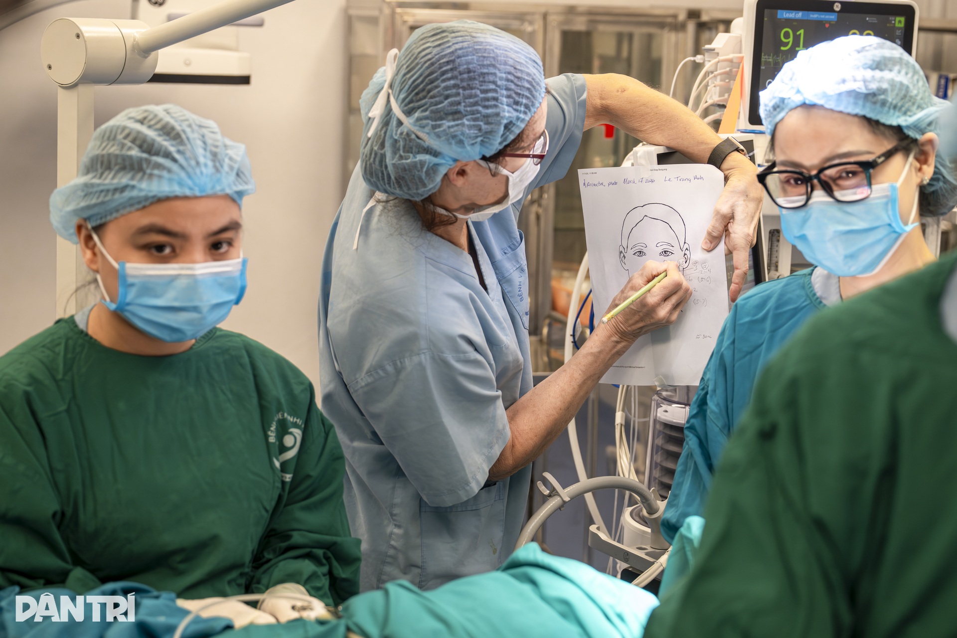 Ca mổ đặc biệt: Bác sĩ Việt - Mỹ cùng tạc lại gương mặt vẹn tròn cho em thơ - 17