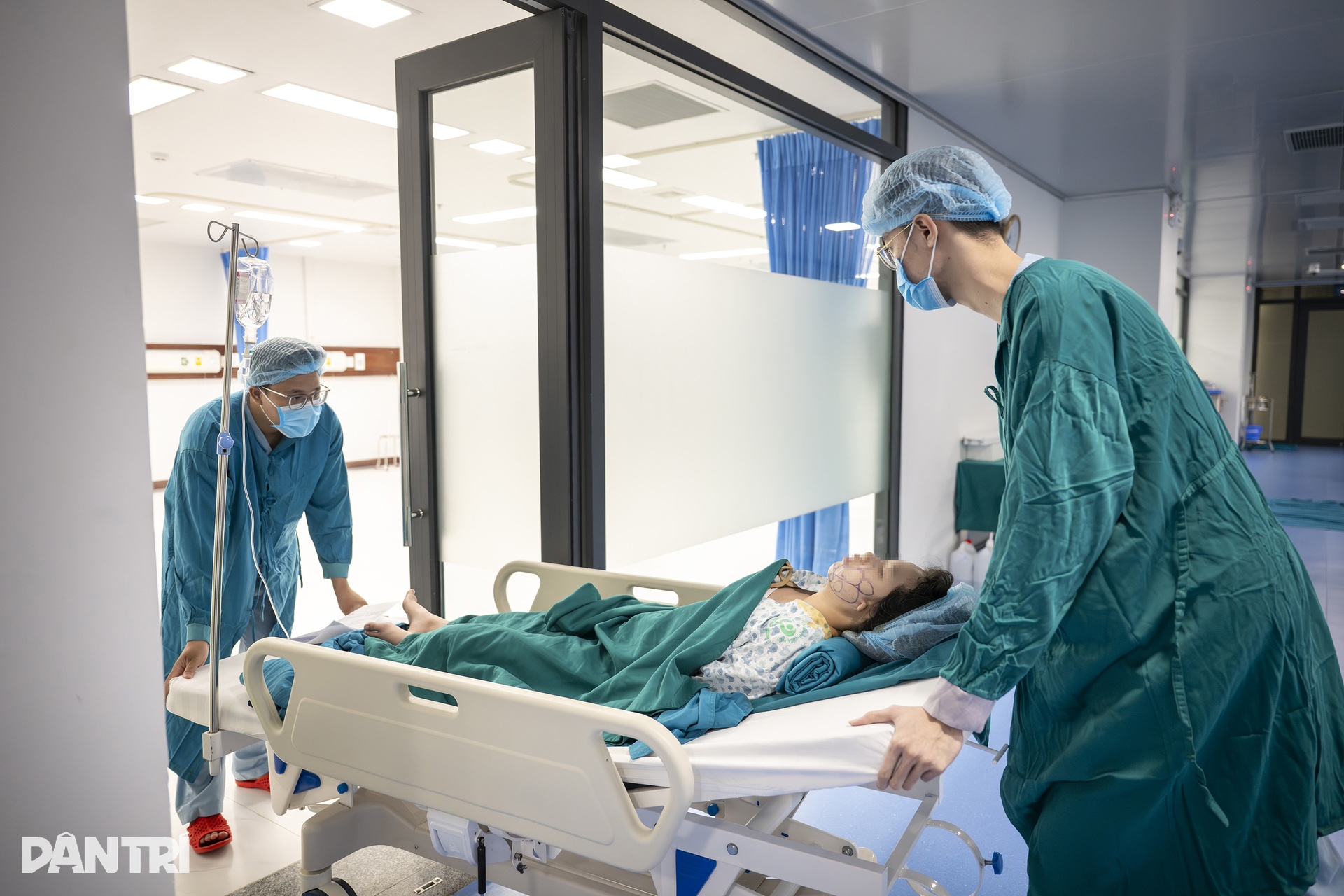 Ca mổ đặc biệt: Bác sĩ Việt - Mỹ cùng tạc lại gương mặt vẹn tròn cho em thơ - 22