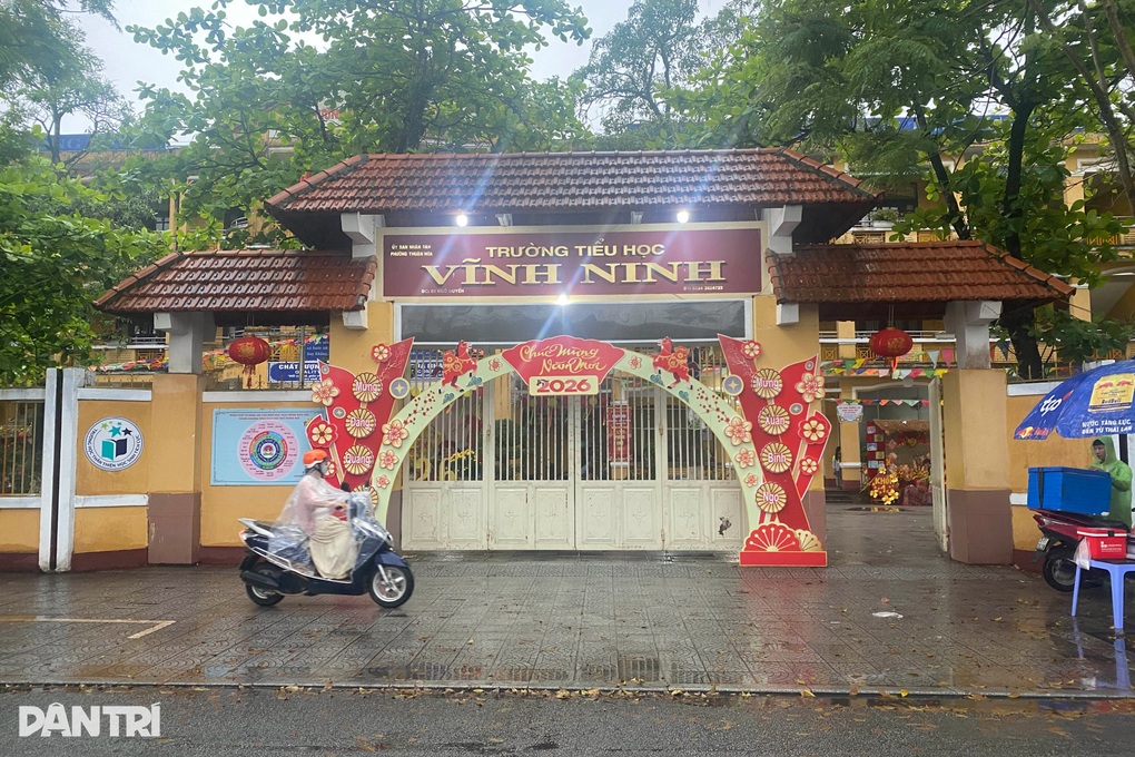 Học sinh lớp 4 nghi bị cô giáo dùng thước đánh chấn thương tay vì quên vở - 2