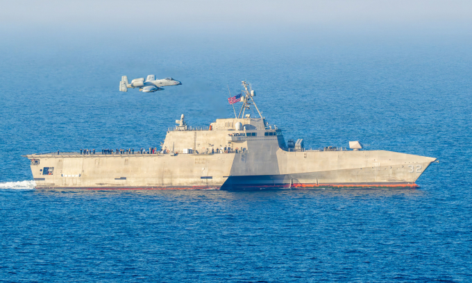 Cường kích A-10 huấn luyện cùng chiến hạm USS Santa Barbara ở Trung Đông hồi tháng 2. Ảnh: US Navy