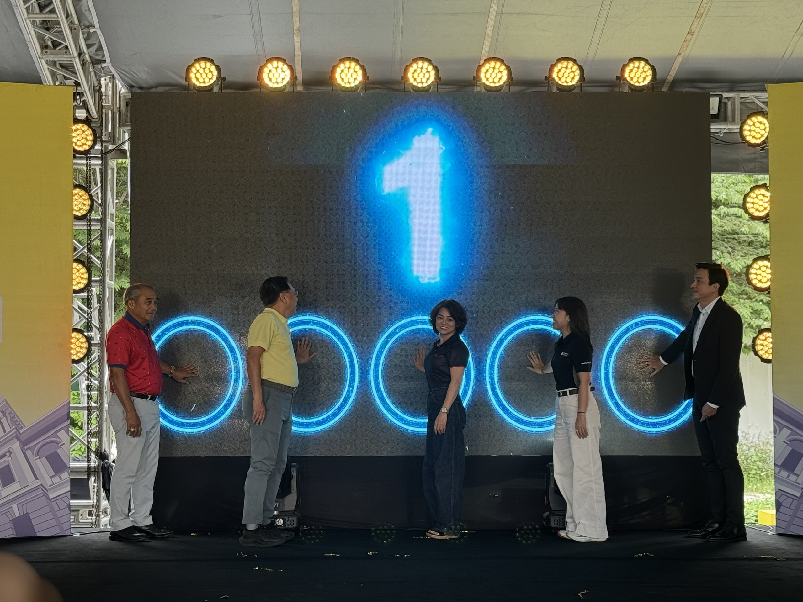 13.000 VĐV tranh tài tại giải chạy đêm TP HCM 2 13.000 VĐV tranh tài tại giải chạy đêm TP HCM - Ảnh 2.