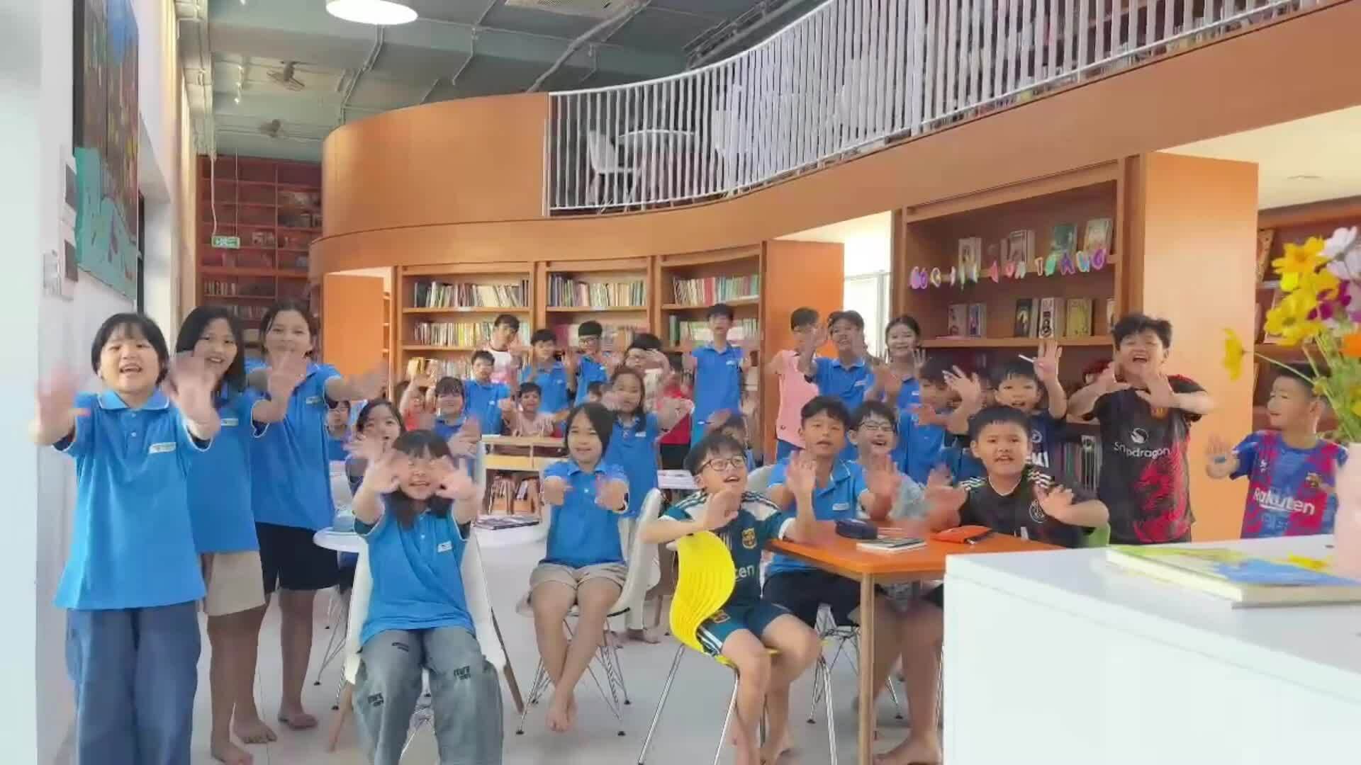 Các em học sinh trường Hy Vọng chúc mừng kỷ niệm 25 năm thành lập báo VnExpress