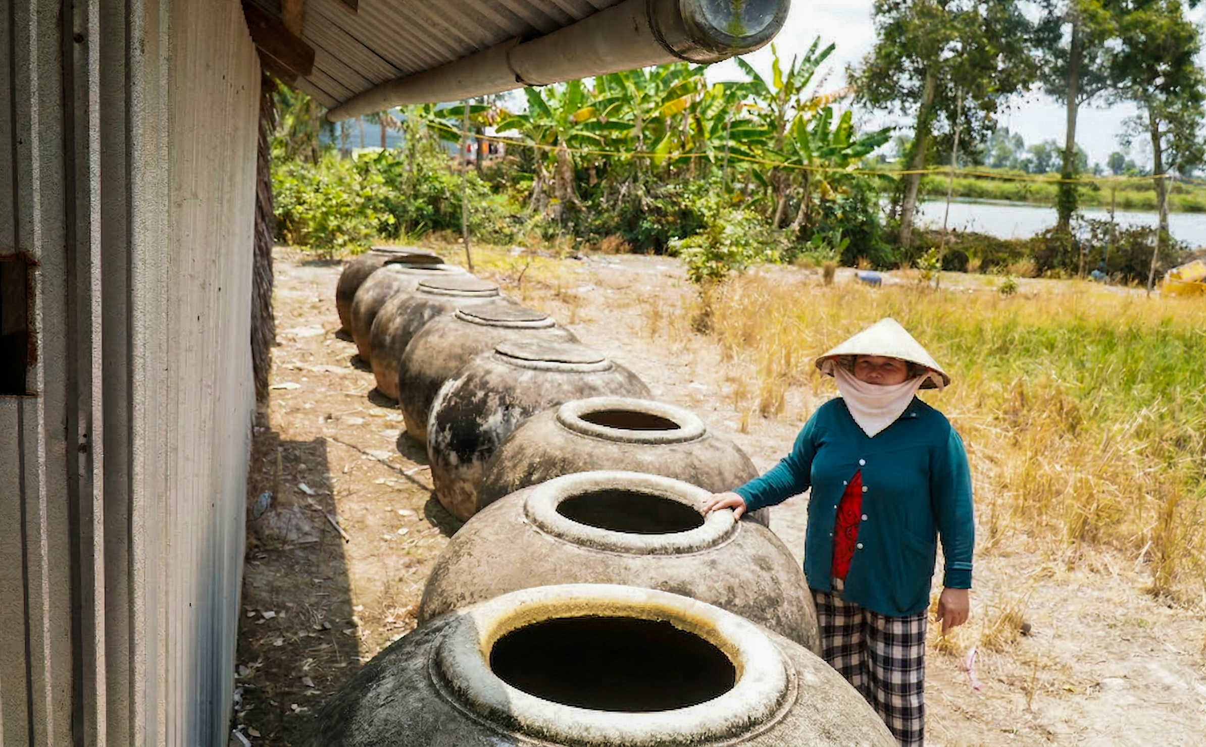 Đường ống kéo ngang nhà nhiều tháng nhưng dân vẫn 'khát nước' 5 khát nước - Ảnh 6.