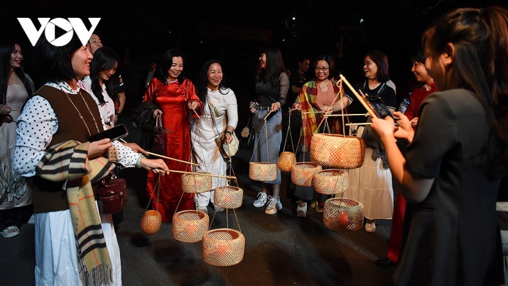 Phú Thọ giới thiệu tour du lịch đêm độc đáo “Đền Hùng lung linh nguồn cội” 6 Du khách trải nghiệm tour đêm “Đền Hùng lung linh nguồn cội” được phát đèn lồng trước khi hành hương lên Đền thượng, nơi thờ các vua Hùng núi Nghĩa Lĩnh.