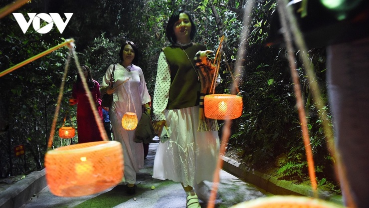 Phú Thọ giới thiệu tour du lịch đêm độc đáo “Đền Hùng lung linh nguồn cội” 7 Hành hương lên núi Nghĩa Lĩnh trong đêm mang đến cho du khách những cảm giác mới mẻ, khác biệt và độc đáo.