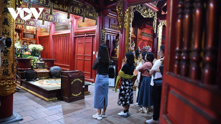 Phú Thọ giới thiệu tour du lịch đêm độc đáo “Đền Hùng lung linh nguồn cội” 10 Tour đêm “Đền Hùng lung linh nguồn cội” giúp du khách có cơ hội vãn cảnh đêm, dâng hương tại Đền Hùng lên núi Nghĩa Lĩnh lần lượt qua Đền Hạ, Đền Trung, Đền Thượng và điểm dừng chân cuối cùng tại Đền Giếng.