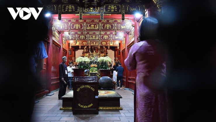 Phú Thọ giới thiệu tour du lịch đêm độc đáo “Đền Hùng lung linh nguồn cội” 11 Chị Nguyễn Thị Thanh Hoa, du khách đến từ Hà Nội chia sẻ: “Tour đêm trên núi Nghĩa Lĩnh có không gian rất thanh tịnh, hành hương lên núi cảm giác như mọi muộn phiền, xô bồ của cuộc sống lui lại phía sau. Sau nhiều lần đến Đền Hùng, thật tiếc vì tôi không biết tour này sớm hơn”.