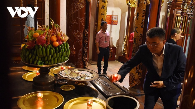 Phú Thọ giới thiệu tour du lịch đêm độc đáo “Đền Hùng lung linh nguồn cội” 12 Trong không khí trang nghiêm, linh thiêng, tĩnh mịch trên đỉnh núi Nghĩa Lĩnh, mỗi du khách đã thắp nén tâm hương, ngọn nến hồng tri ân công đức các bậc tiền nhân đã có công dựng nước.