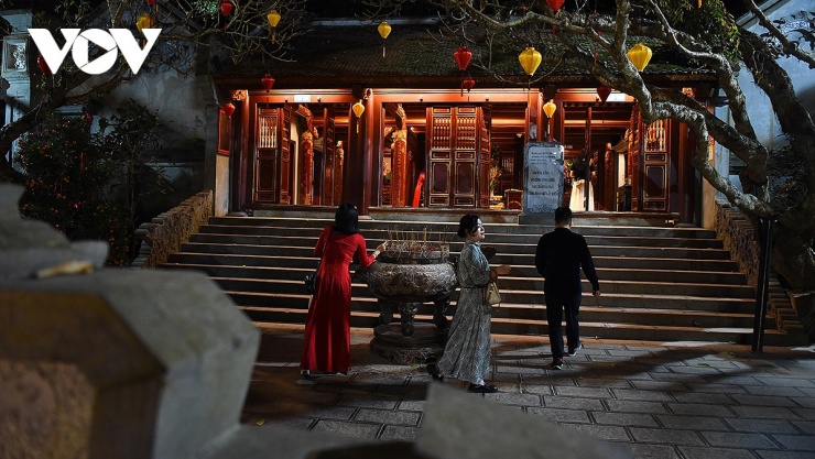 Phú Thọ giới thiệu tour du lịch đêm độc đáo “Đền Hùng lung linh nguồn cội” 13 Lần đầu trải nghiệm tour đêm trên núi Nghĩa Lĩnh, chị Nguyễn Thùy Lan đến từ Hà Nội chia sẻ: “Tôi rất háo hức, Phú Thọ đã rất sáng tạo khi tổ chức tour đêm đặc biệt này”.