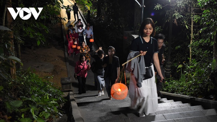 Phú Thọ giới thiệu tour du lịch đêm độc đáo “Đền Hùng lung linh nguồn cội” 14 “Tour đêm có không khí rất mát mẻ, dễ chịu, không quá đông đúc khiến cho chuyến hành hương về đất tổ Hùng Vương có cảm giác gần gũi với thiên nhiên, hòa mình vào không khí linh thiêng ở đất tổ hơn”, chị Nguyễn Thị Thanh Hoa, du khách đến từ Hà Nội chia sẻ.