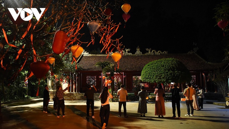 Phú Thọ giới thiệu tour du lịch đêm độc đáo “Đền Hùng lung linh nguồn cội” 15 Khung cảnh đêm trên núi Nghĩa Lĩnh mang lại cảm giác thanh tịnh, gần gũi, mát mẻ cho du khách hành hương.