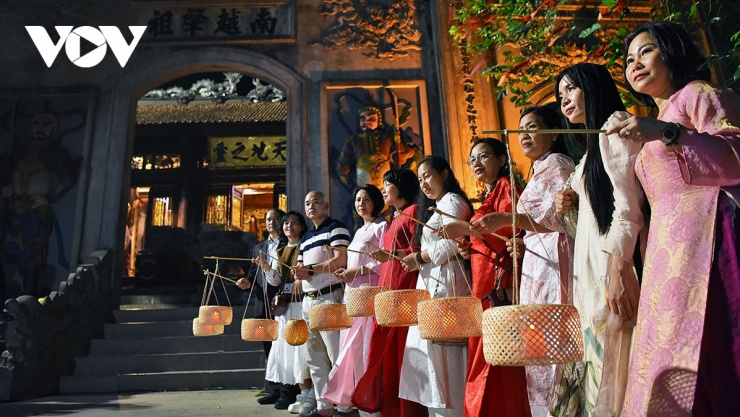 Phú Thọ giới thiệu tour du lịch đêm độc đáo “Đền Hùng lung linh nguồn cội” 19 Du khách chụp ảnh check-in với đèn lồng trước Đền Thượng sau khi dâng hương các vua Hùng.