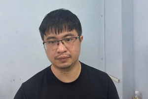 Bố của Mr Pips bị lừa khi chi tiền tỉ để "lo" giám định tâm thần cho con trai