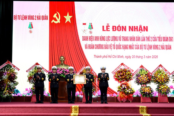 Vùng 2 Hải quân lần thứ 2 đón nhận Huân chương Bảo vệ Tổ quốc hạng nhất 2 Vùng 2 Hải quân lần thứ 2 đón nhận Huân chương Bảo vệ Tổ quốc hạng nhất - Ảnh 2.