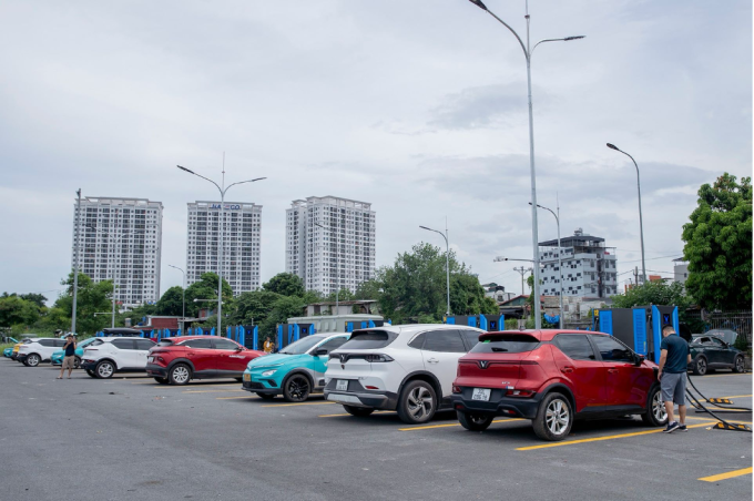 Các dòng xe điện VinFast tại một trạm sạc trong thành phố. Ảnh: Tuấn Vũ