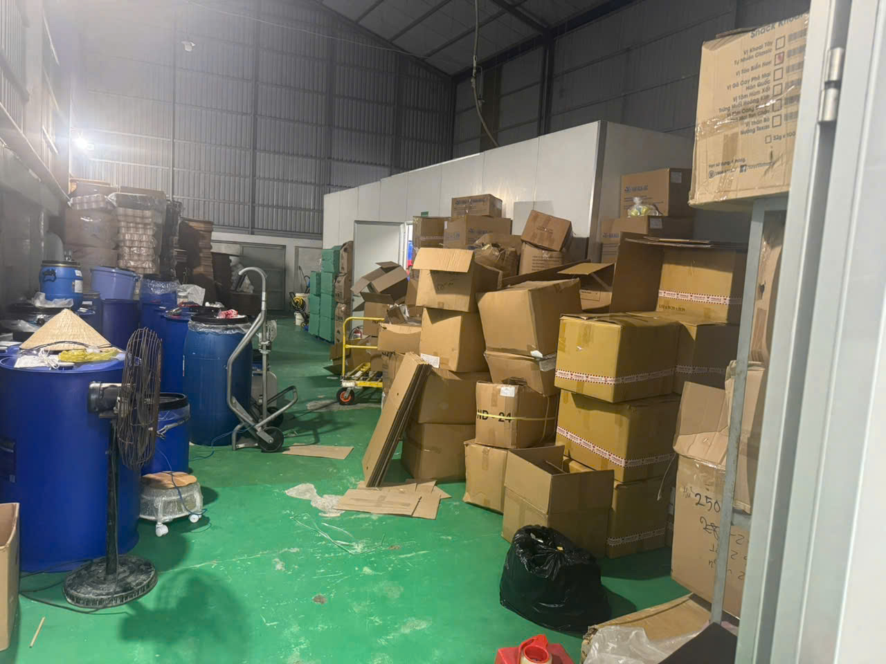 Công an TP.HCM bóc trần đường dây 'hô biến' kem trộn thành hàng ngoại 3 Công an TP.HCM bóc trần đường dây 'hô biến' kem trộn thành hàng ngoại - Ảnh 3.