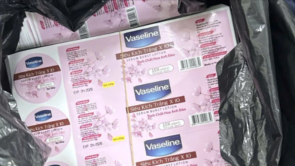 Tang vật là các thùng mỹ phẩm thành phẩm chuẩn bị len lỏi ra thị trường với giá nhập chỉ khoảng 11.000 đồng/hũ. Ảnh: CA z7641240003993_ec8bc046751a0ec4eb83cdb69d3563cf.jpg
