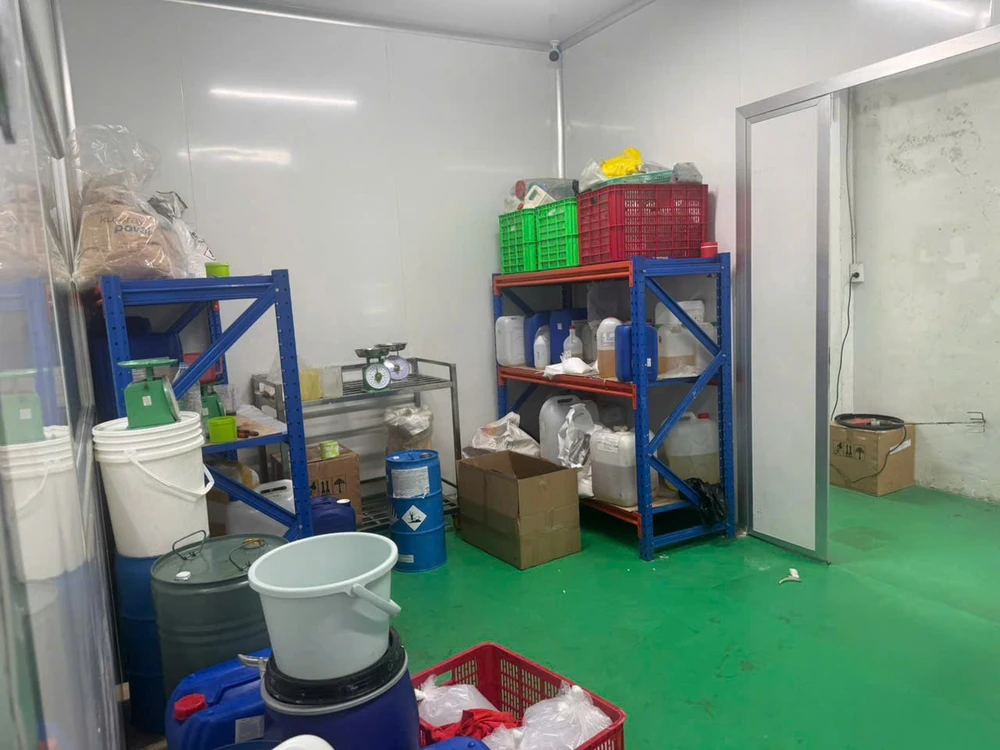 Bên trong "công xưởng" kem trộn tại khu dân cư phường Tân Tạo với các thiết bị khuấy trộn, sang chiết thô sơ. Ảnh: CA z7641239997313_fac014ef85f224f80558fafa5d04dca4.jpg