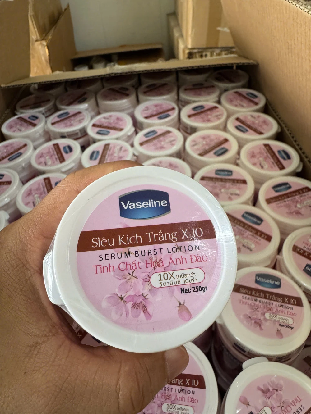 Cận cảnh các hũ kem "kích trắng" được sản xuất giả tại TP.HCM. Ảnh: CA z7641240006201_8b6739a09117864dfadc825d0c3322e9.jpg