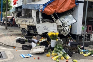 Xe tải chạy ngược chiều, lao lên vỉa hè tông sập sạp trái cây 