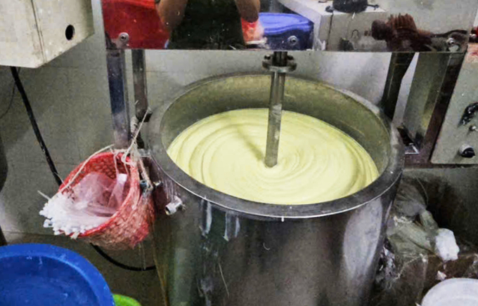 Kem trộn được xưởng pha chế từ hóa chất không rõ nguồn gốc. Ảnh: Công an TP HCM