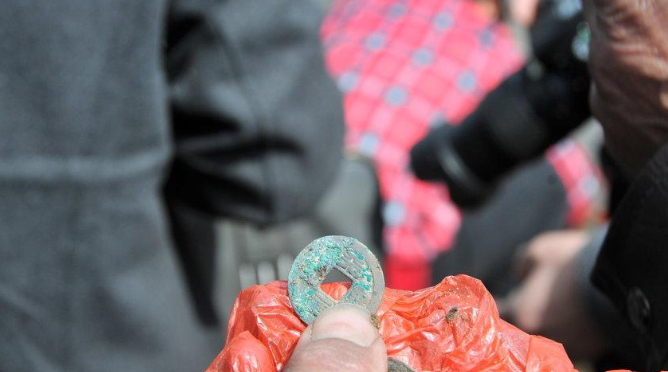 Công trường dừng thi công khẩn cấp vì máy xúc đào trúng vật cứng chứa hiện vật nặng hơn 100kg, con mương rộng 6m bị phong tỏa- Ảnh 2.