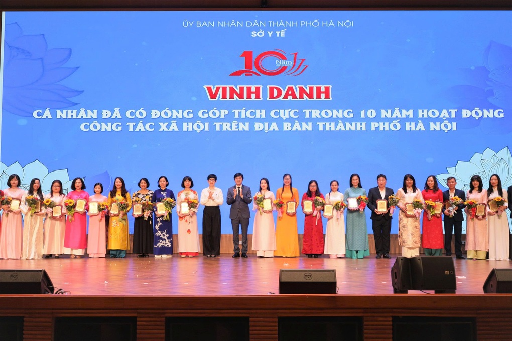 Y học chữa bệnh, tình người giúp bệnh nhân vượt qua nỗi đau - 2