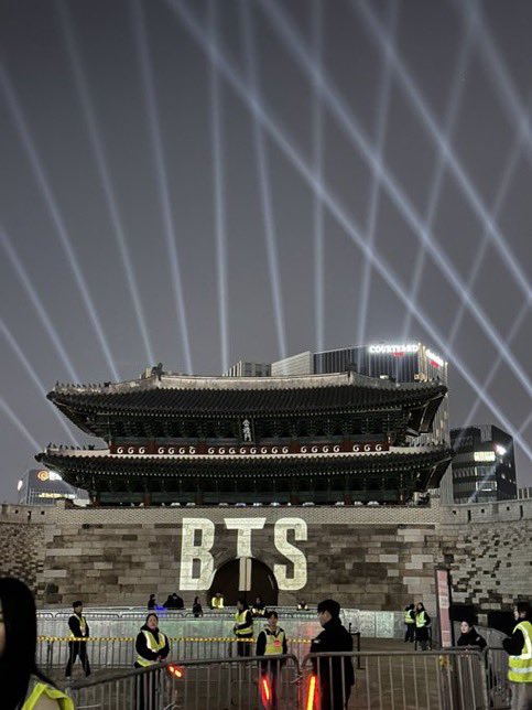 Một đêm trước concert miễn phí của BTS: Trăm nghìn người đổ bộ Gwanghwamun, cả Seoul thành ngày hội riêng- Ảnh 3. Một đêm trước concert miễn phí của BTS: Trăm nghìn người đổ bộ Gwanghwamun, cả Seoul thành ngày hội riêng- Ảnh 3.