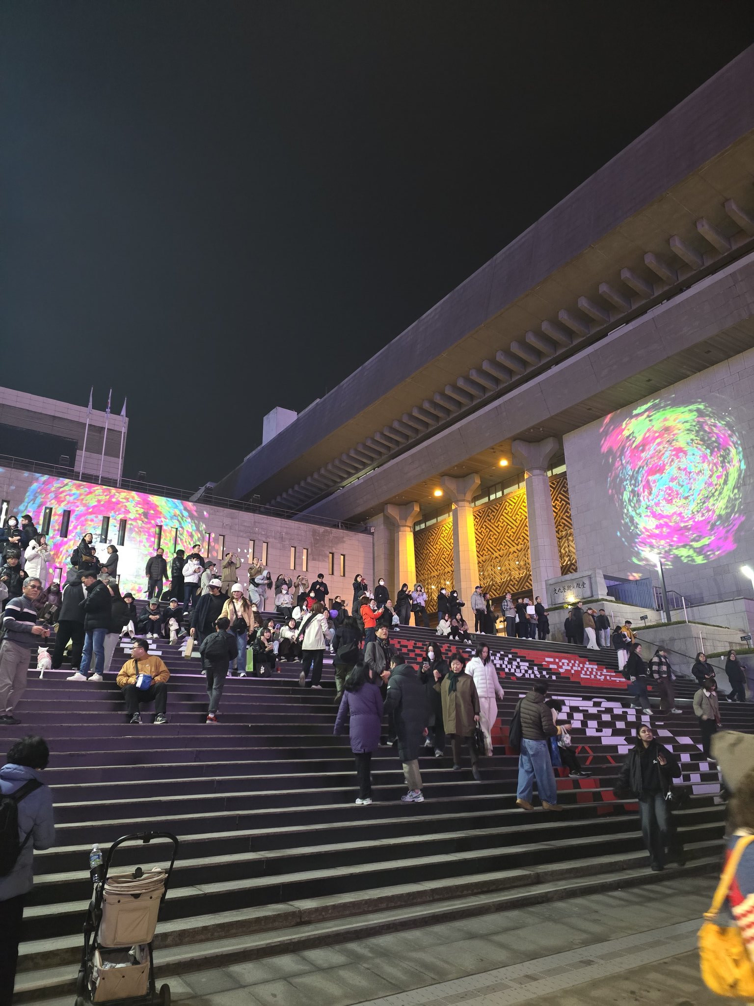 Một đêm trước concert miễn phí của BTS: Trăm nghìn người đổ bộ Gwanghwamun, cả Seoul thành ngày hội riêng- Ảnh 6. Một đêm trước concert miễn phí của BTS: Trăm nghìn người đổ bộ Gwanghwamun, cả Seoul thành ngày hội riêng- Ảnh 6.