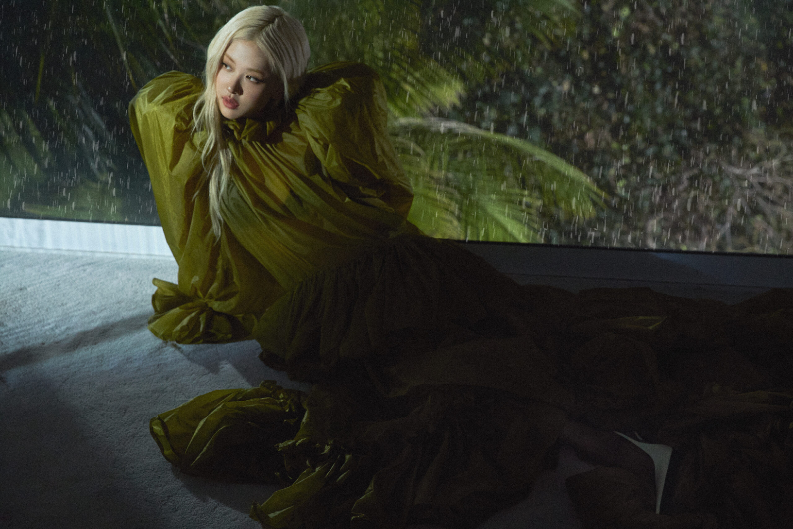 Rosé - cô gái bị chê mặc xấu ở show Saint Laurent hôm đó - đang khiến người ta 