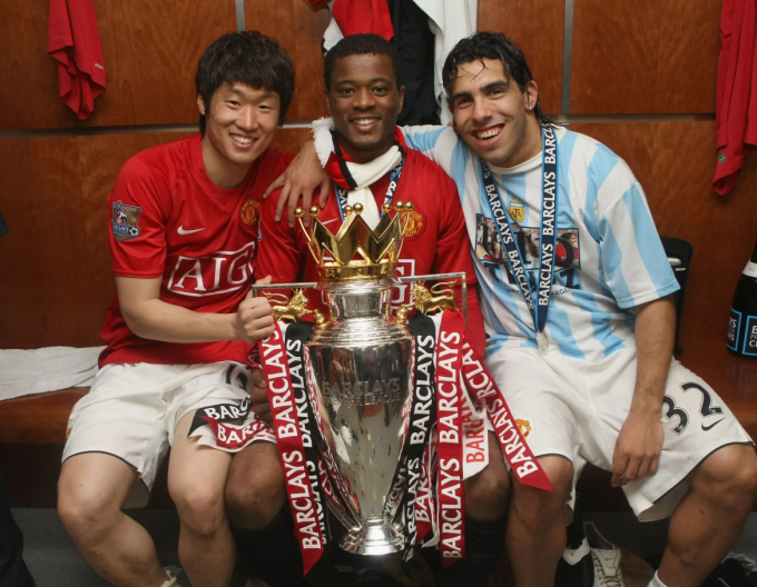 Carlos Tevez, Patrice Evra, Park Ji-Sung (từ phải sang) mừng chức vô địch Ngoại hạng Anh khi còn thi đấu cho Man Utd. Ảnh: Man Utd