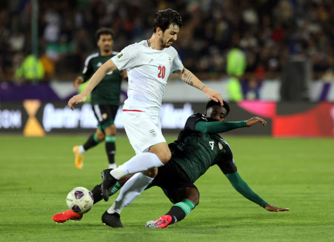 Sardar Azmoun (áo trắng) tranh chấp bóng với Kouame Kouadio trong trận Iran gặp UAE ở vòng loại World Cup 2026 tại Khu liên hợp thể thao Azadi, Tehran, Iran ngày 20/3/2025. Ảnh: Reuters