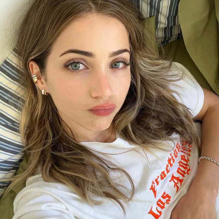 Sắc vóc nóng bỏng của hai mỹ nhân phim Đảo hải tặc gây sốt toàn cầu 10 Trước khi đến với One Piece, Emily Rudd từng xuất hiện trong một số dự án như Fear Street, Moonshot… nhưng chưa tạo được dấu ấn lớn. Phải đến khi đảm nhận vai Nami, tên tuổi của cô mới thực sự bứt phá, thu hút hàng triệu người theo dõi trên mạng xã hội.