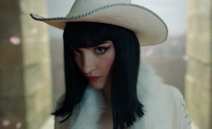 Sắc vóc nóng bỏng của hai mỹ nhân phim Đảo hải tặc gây sốt toàn cầu 11 Nếu Nami giữ vững sức hút từ mùa đầu, thì sự xuất hiện của Lera Abova trong vai Nico Robin lại trở thành điểm nhấn mới của mùa 2.