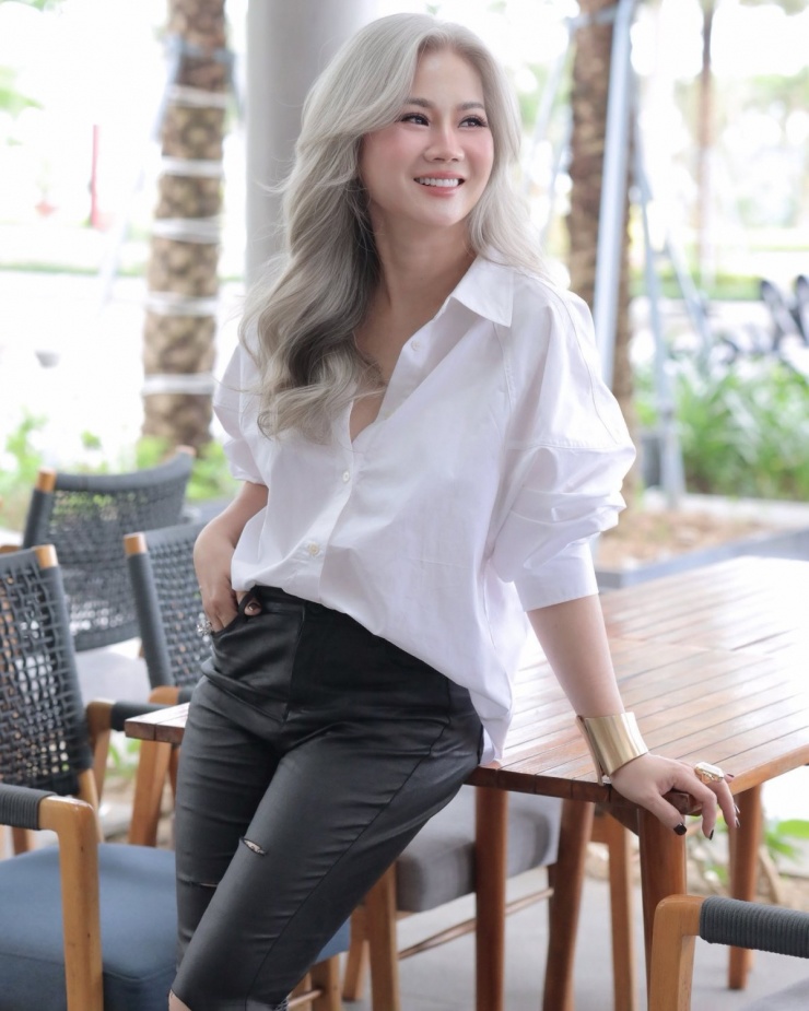 'Hoa hậu tóc bạc' có phong cách trẻ như thanh niên ở tuổi 52 - 4