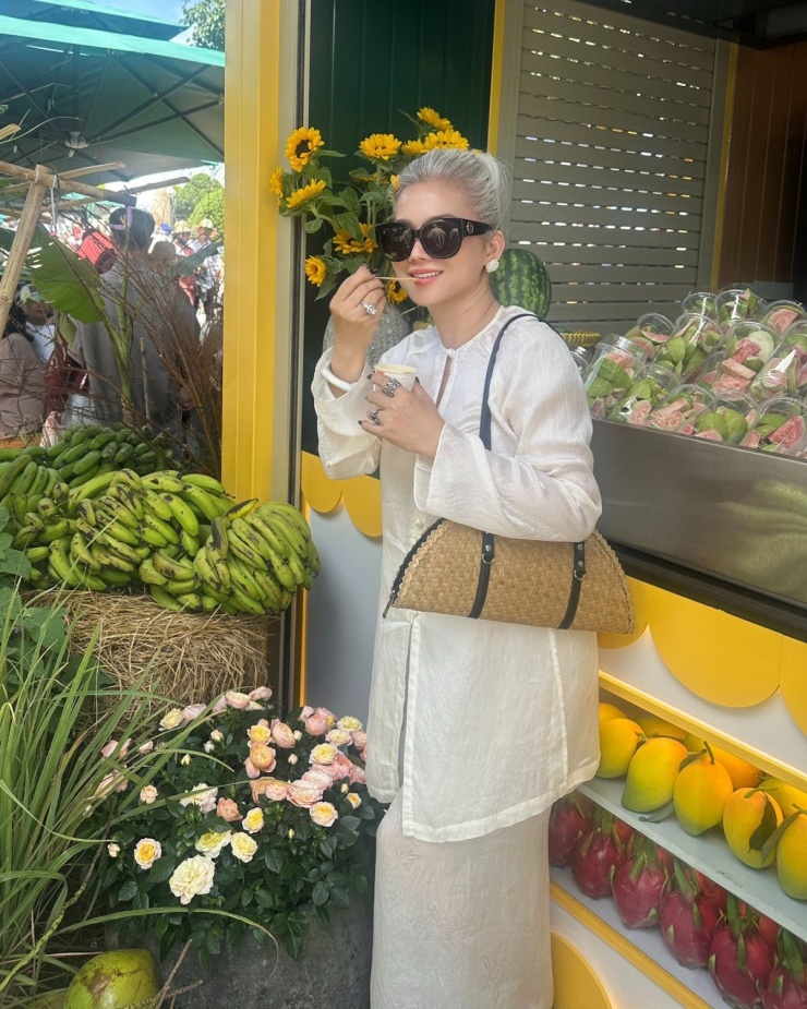 Mái tóc bạc trở thành phụ kiện, điểm nhấn 'đắt giá' giúp diện mạo của người đẹp trung niên thêm thu hút. 'Tôi tin phụ nữ ở bất kỳ độ tuổi nào cũng có thể đẹp theo cách mình muốn, miễn là họ tự tin', Thu Đinh nói.