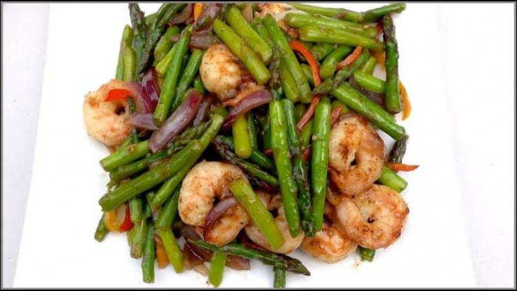 Tôm mềm ngọt được xào cùng với măng tây giòn giòn và ớt chuông có vị hơi cay nhẹ làm nên món ăn thơm ngon, hấp dẫn. Món măng tây xào tôm không chỉ có hương vị chất lượng mà còn đẹp về hình thức với màu xanh xanh, đỏ đỏ trông vô cùng bắt mắt.