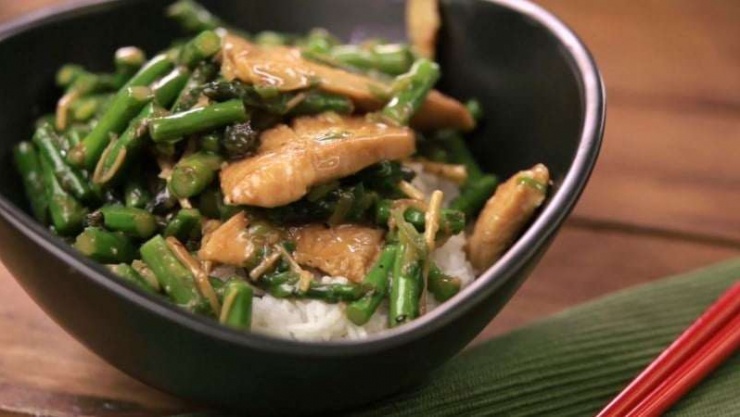 Măng tây xào ức gà sau khi hoàn thành sẽ có màu xanh đẹp mắt cùng hương thơm hấp dẫn và quyến rũ. Miếng măng tây thì giòn dai kết hợp với ức gà đậm đà, thấm đẫm gia vị, thêm chút vị cay nhẹ và hương thơm đặc trưng của gừng.