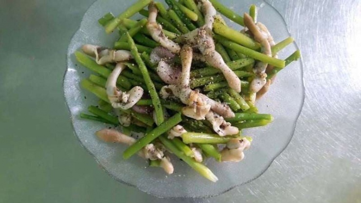Măng tây dai giòn được xào cùng ốc móng tay ngọt thịt và dai, nêm nếm gia vị đậm đà tạo nên 1 món ăn đơn giản nhưng lại thơm ngon, hấp dẫn vô cùng.