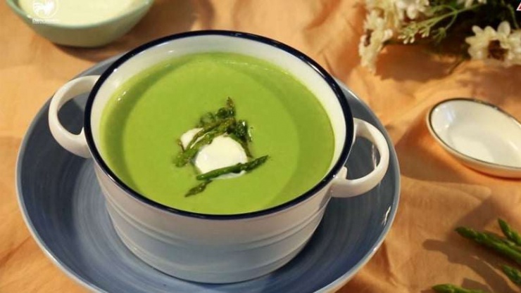 Súp măng tây sau khi hoàn thành có màu xanh vô cùng đẹp mắt. Súp mềm mịn, có vị ngọt béo của bơ, sữa, hòa quyện với hương thơm đặc trưng của măng tây và cần tây tạo nên món súp thơm ngon, lạ miệng.