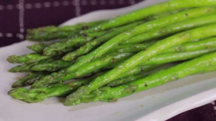 Măng tây nướng là sự kết hợp hoàn hảo từ măng tây mềm dẻo với những nguyên liệu đơn giản, dễ tìm và các gia vị thông dụng tạo nên 1 món ăn thơm ngon, khó cưỡng.
