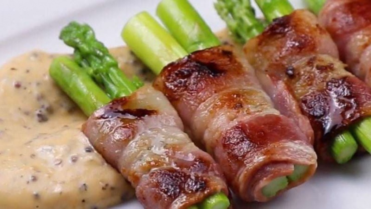 Thịt xông khói bên ngoài thì mặn mặn có mùi thơm đặc trưng kết hợp với măng tây giòn ngọt bên trong, khi ăn chấm kèm cùng với 1 ít nước sốt phô mai béo thì vô cùng hoàn hảo.