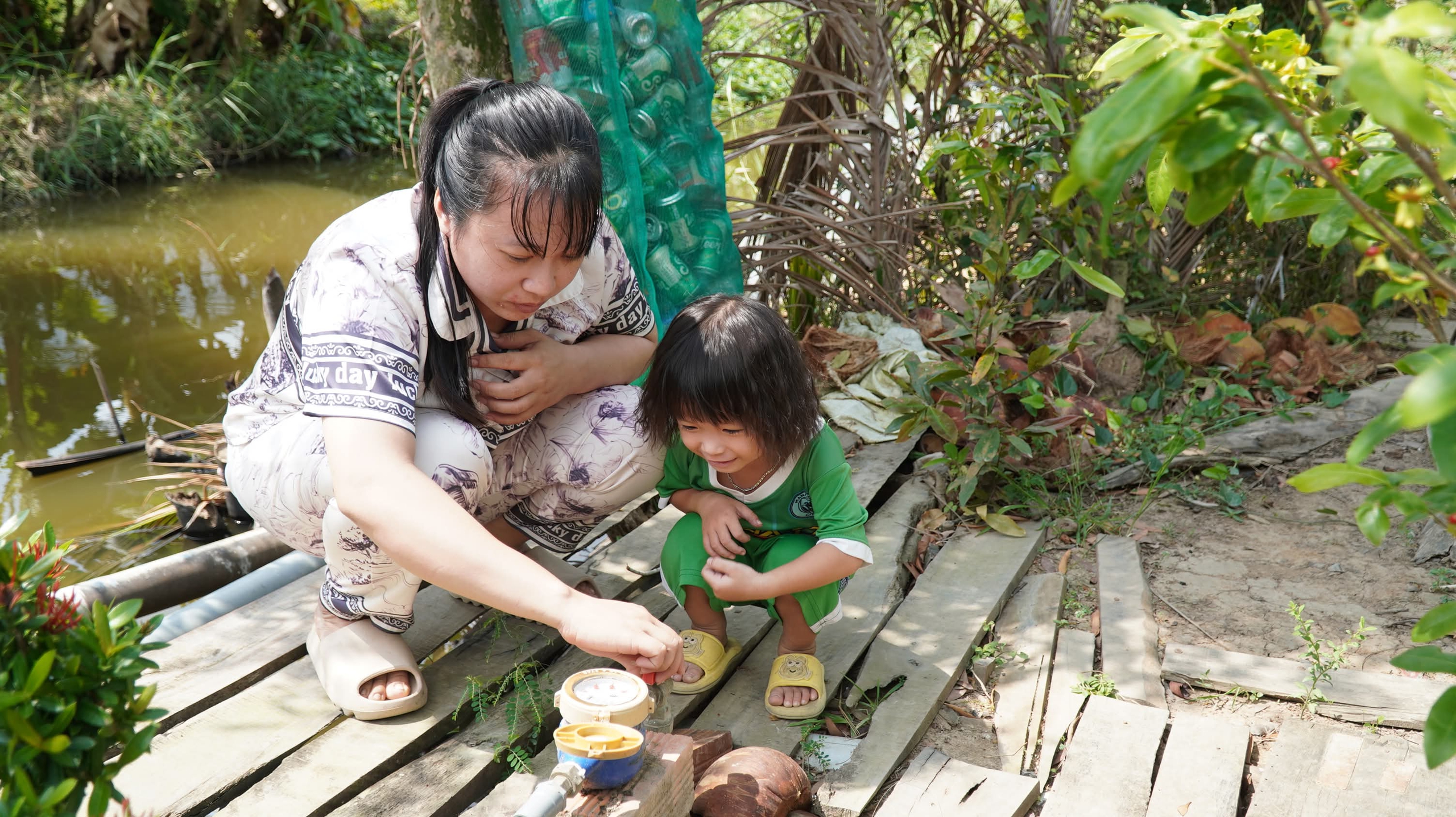 Ống nước kéo ngang nhà, người dân Biển Bạch vẫn chật vật mua từng lu nước- Ảnh 4. Ống nước kéo ngang nhà, người dân Biển Bạch vẫn chật vật mua từng lu nước- Ảnh 4.