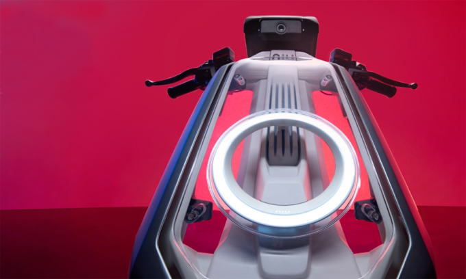 Giao diện của NXT2 mang phong cách tương lai, với một số bề mặt được xử lý trong suốt. Ảnh: Niu