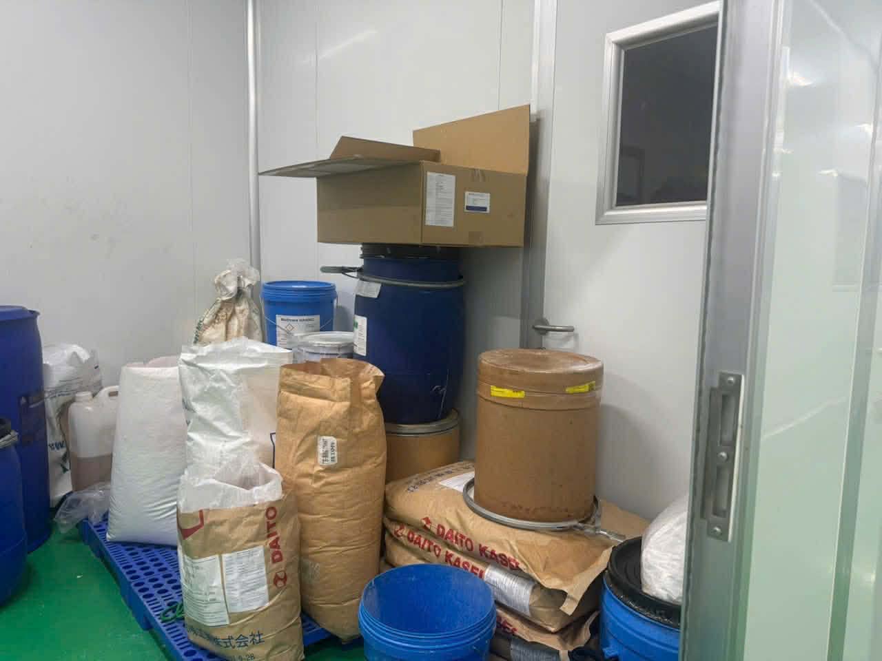 Kinh hoàng “công xưởng” kem trộn giữa TP.HCM: Phù phép hóa chất rẻ tiền thành mỹ phẩm OLAY, ABUTINE C3C, Bạch Ngọc Liên, Vaseline...- Ảnh 2.