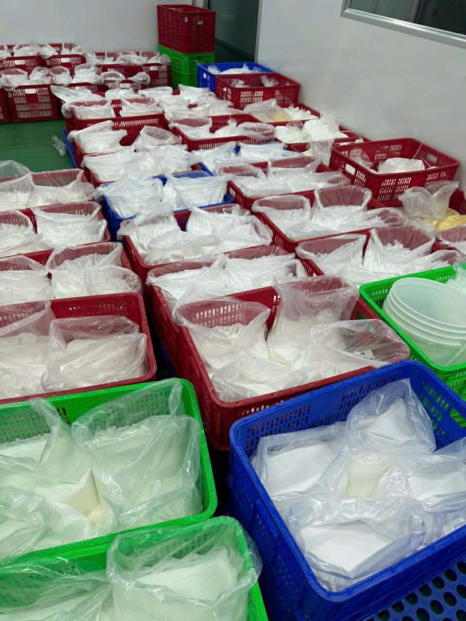 Kinh hoàng “công xưởng” kem trộn giữa TP.HCM: Phù phép hóa chất rẻ tiền thành mỹ phẩm OLAY, ABUTINE C3C, Bạch Ngọc Liên, Vaseline...- Ảnh 6.